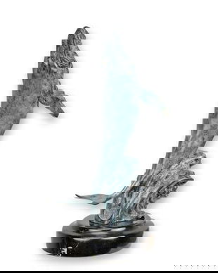 Balena cu cocoasa-statueta din bronz pe un soclu din marmura