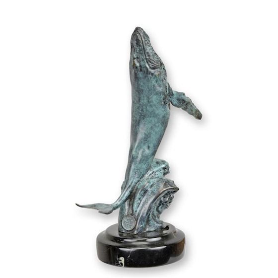 Balena cu cocoasa-statueta din bronz pe un soclu din marmura