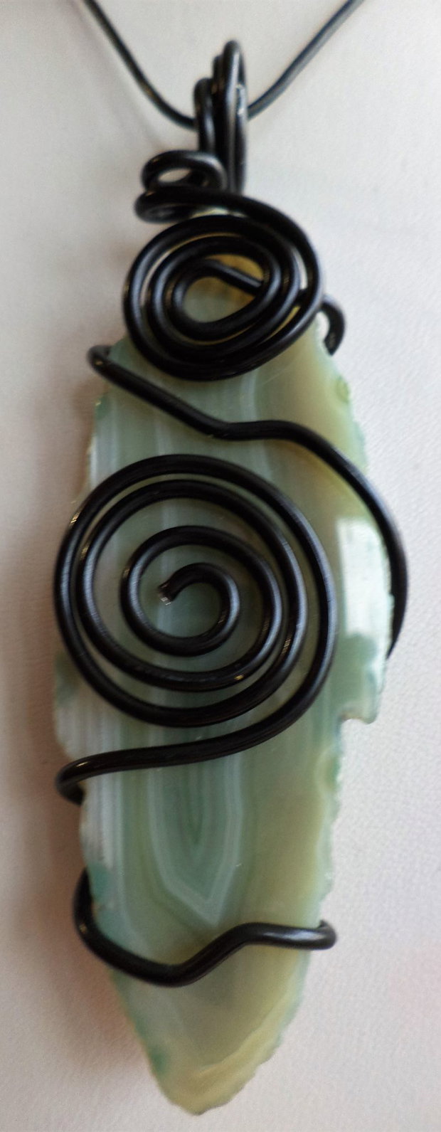 Colier handmade cu pandantiv felie de agata si sarma de modelaj