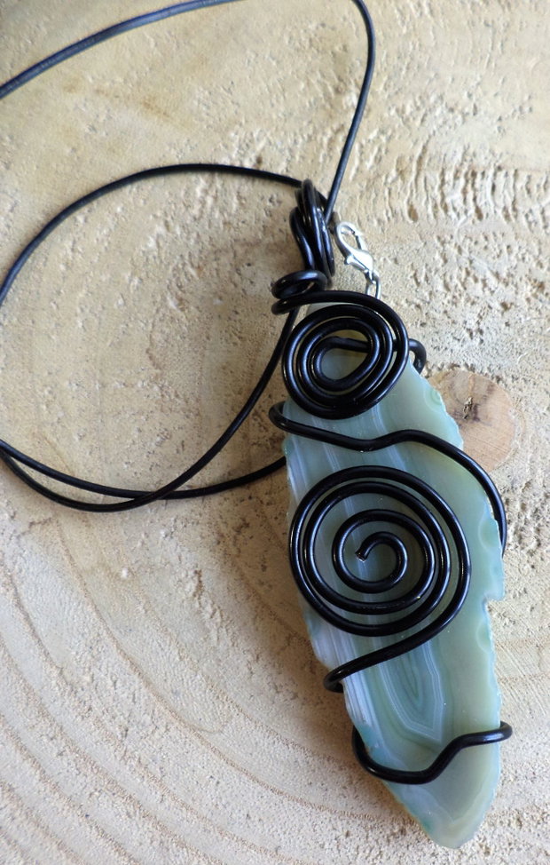 Colier handmade cu pandantiv felie de agata si sarma de modelaj