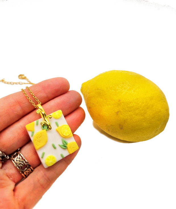 Colier cu pandantiv "Fresh Lemons" din lut polimeric si inox auriu