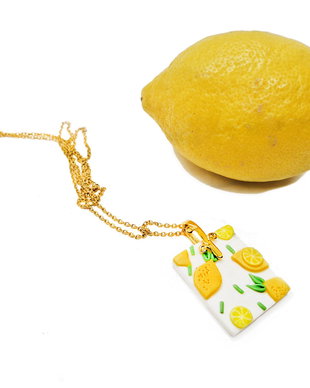 Colier cu pandantiv "Fresh Lemons" din lut polimeric si inox auriu