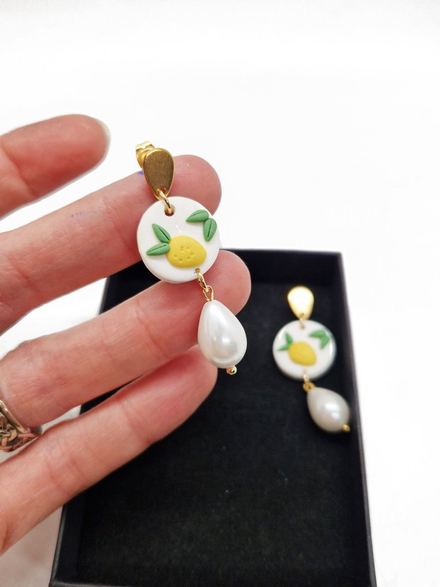 Cercei "Little Lemons" din lut polimeric, perle seashell si inox auriu