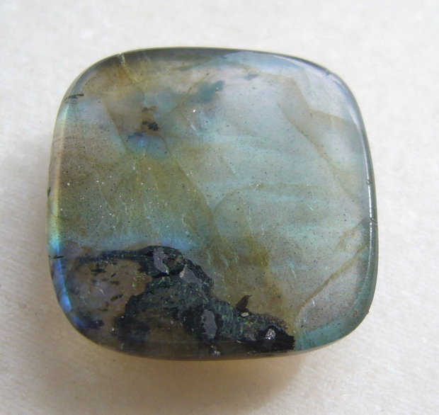 Labradorit cabochon aprox 25.5x24.5x6.5 mm
