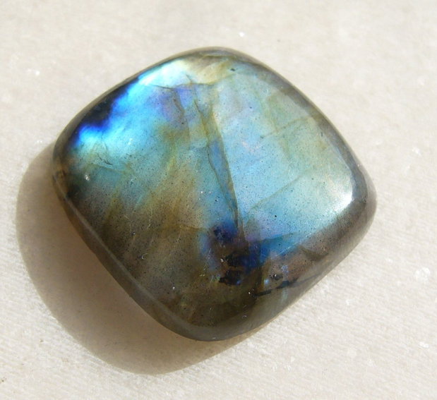 Labradorit cabochon aprox 25.5x24.5x6.5 mm
