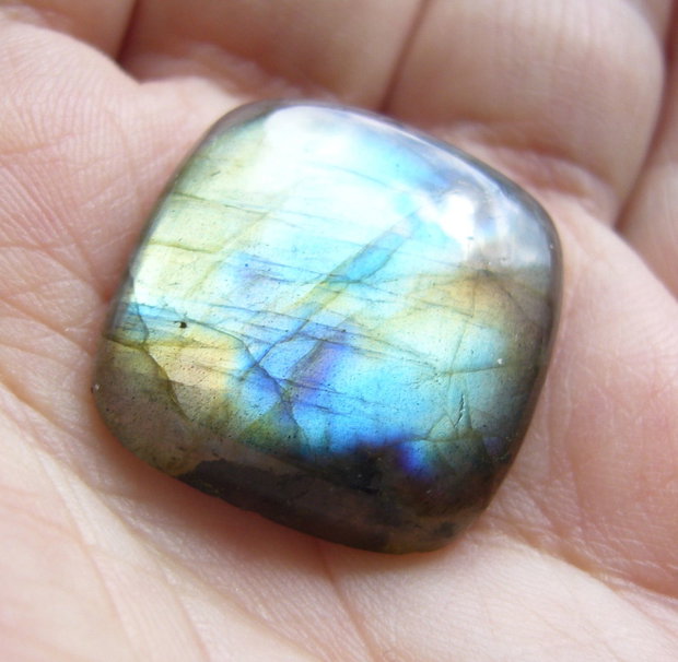 Labradorit cabochon aprox 25.5x24.5x6.5 mm