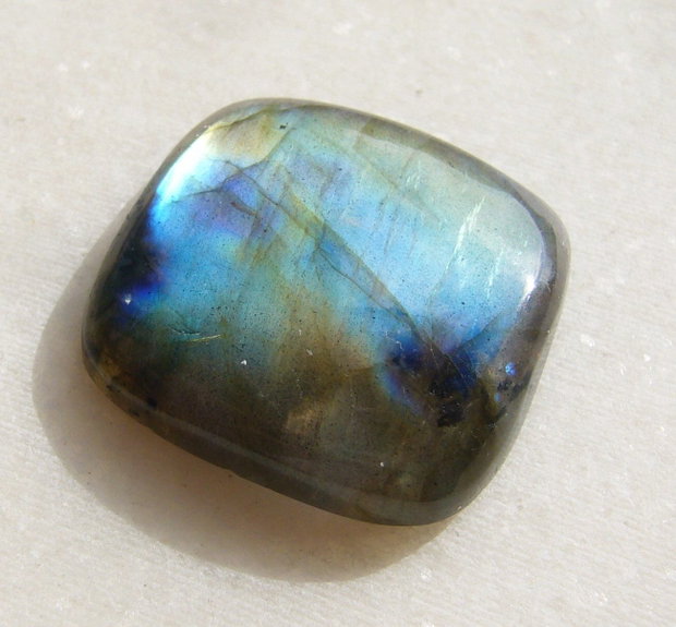 Labradorit cabochon aprox 25.5x24.5x6.5 mm