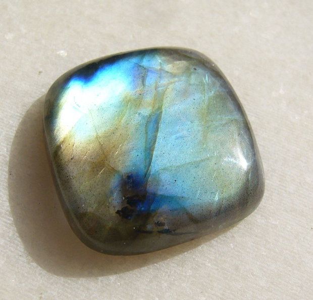 Labradorit cabochon aprox 25.5x24.5x6.5 mm