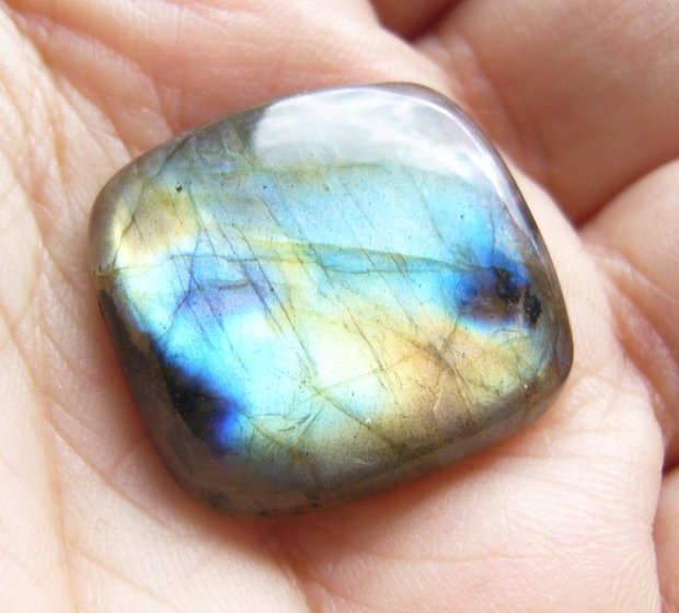 Labradorit cabochon aprox 25.5x24.5x6.5 mm
