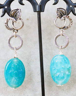 Cercei handmade cu agate albastre sculptate
