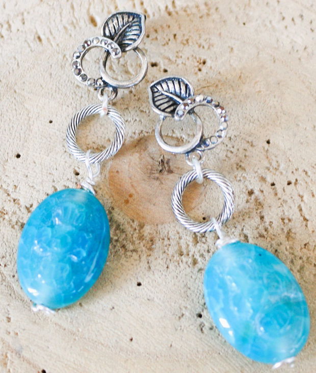 Cercei handmade cu agate albastre sculptate
