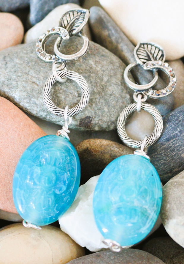 Cercei handmade cu agate albastre sculptate