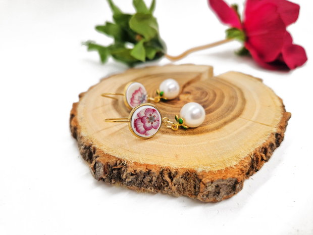 Cercei "Magnolii roz" din fragmente de portelan Rosenthal, perle Seashell si otel inoxidabil