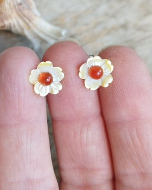 Cercei cu surub, floricele sidef, argint rodiat
