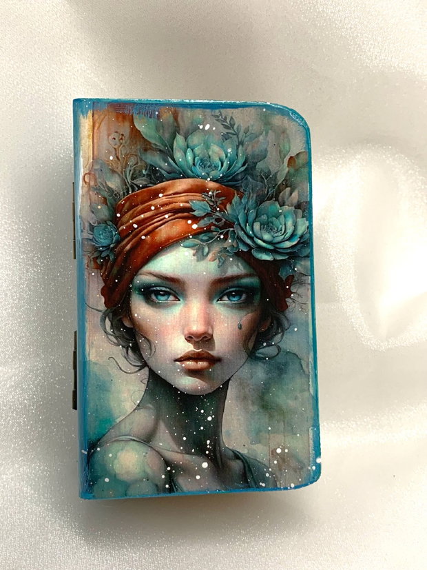 Cutie - caseta lemn de bijuterii decorata manual 00382