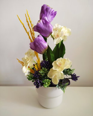Aranjament floral cu lalele mov