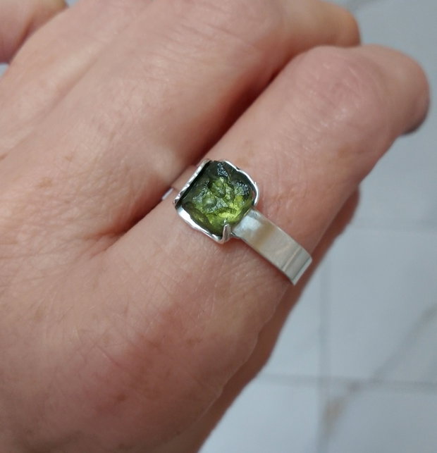 Inel argint și moldavit brut verde intens, reglabil