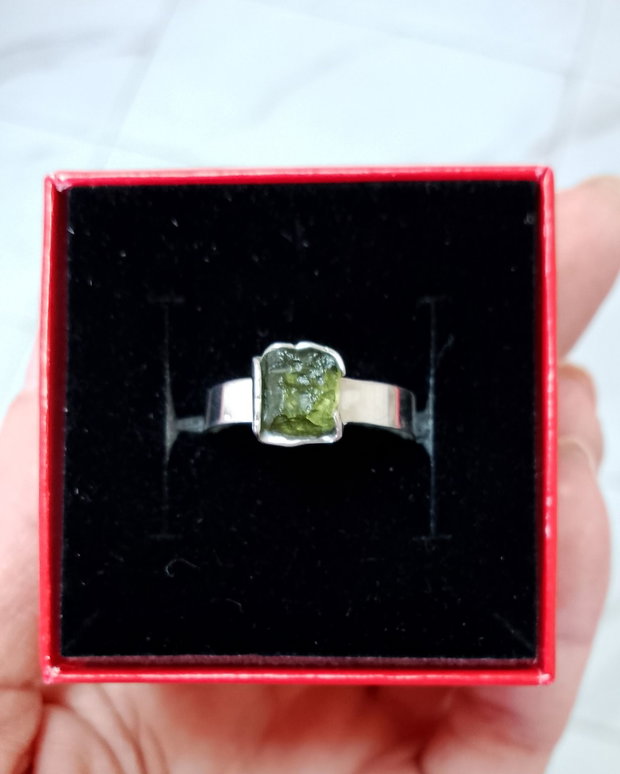 Inel argint și moldavit brut verde intens, reglabil