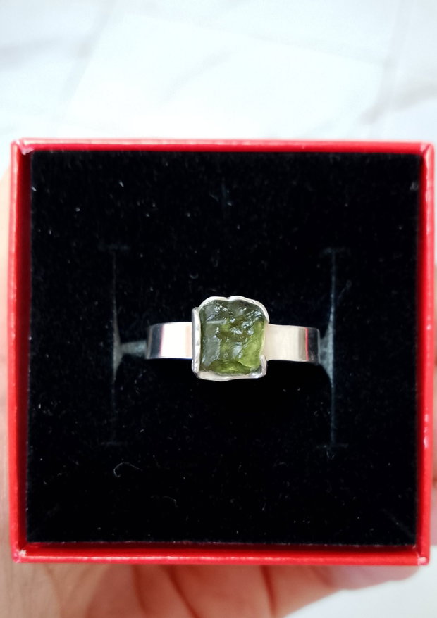 Inel argint și moldavit brut verde intens, reglabil