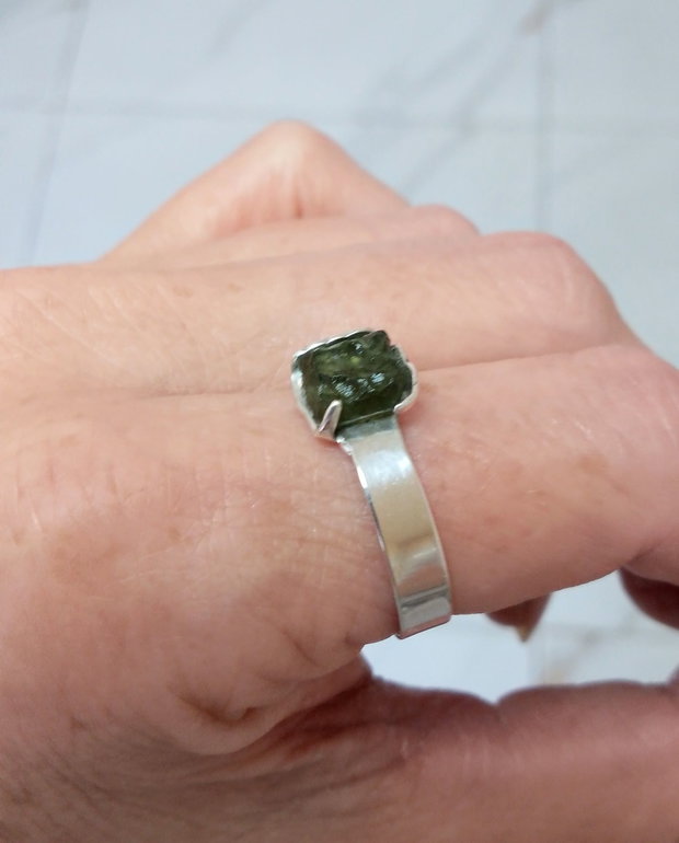Inel argint și moldavit brut verde intens, reglabil