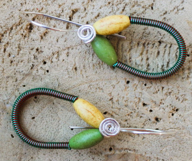 Cercei handmade din sarma si margele de howlit