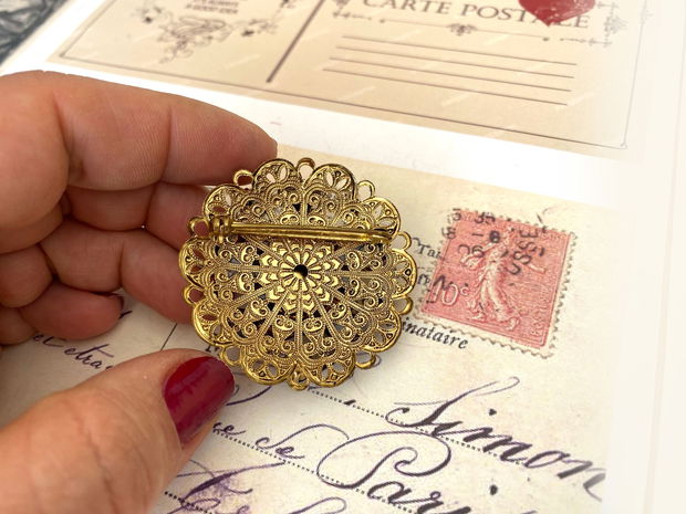 Brosa decorativa cu piatra albastra・Brosa vintage filigranata・Brosa fabuloasa