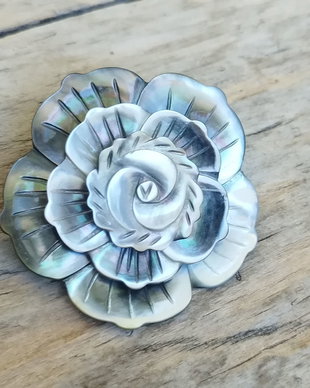 Pandantiv/brosa floare sidef natural, 48 mm