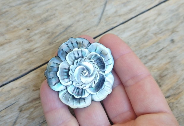 Pandantiv/brosa floare sidef natural, 48 mm