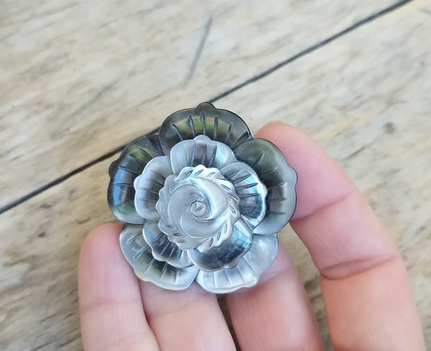 Pandantiv/brosa floare sidef natural, 48 mm