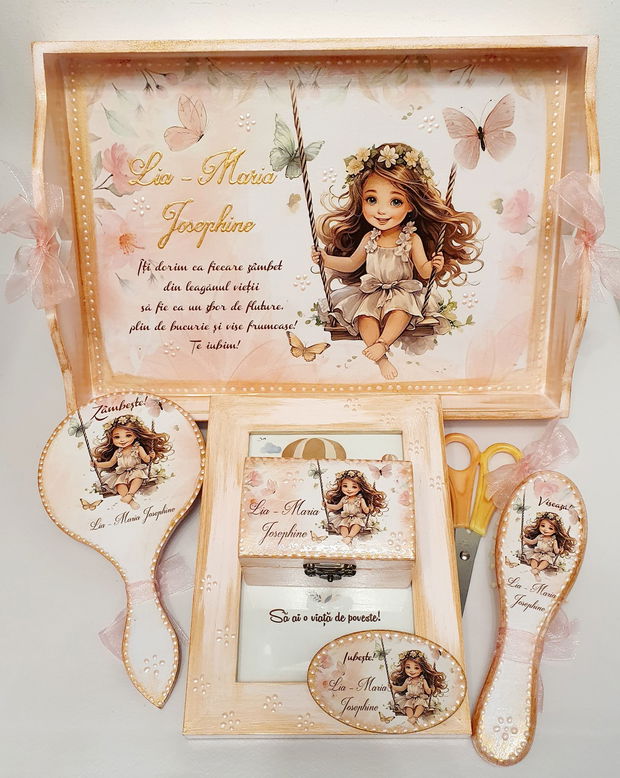 Set personalizat pentru taierea motului / 1an, fete, Fetita in leagan si fluturi