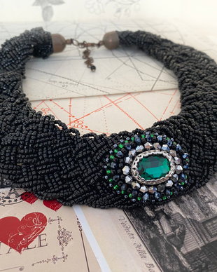 Colier elegant cu accesoriu verde smarald・Cristal verde smarald・Colier cu margele negre