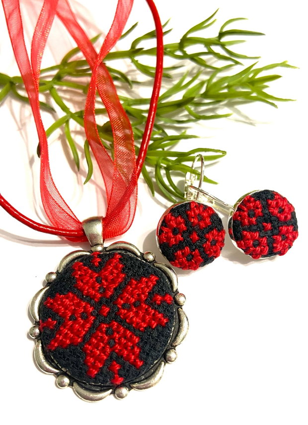 Set, colier si cercei cu broderie manuala