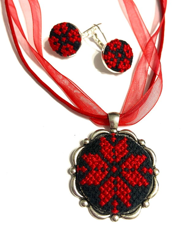 Set, colier si cercei cu broderie manuala