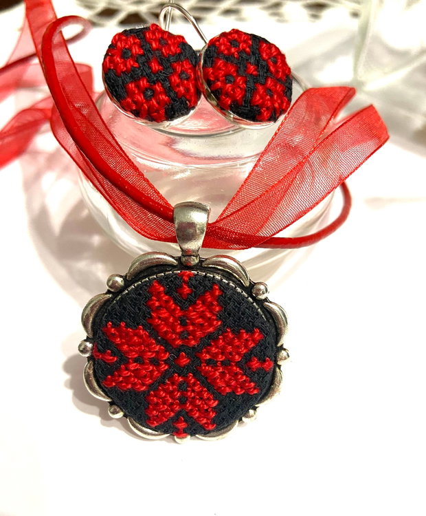 Set, colier si cercei cu broderie manuala