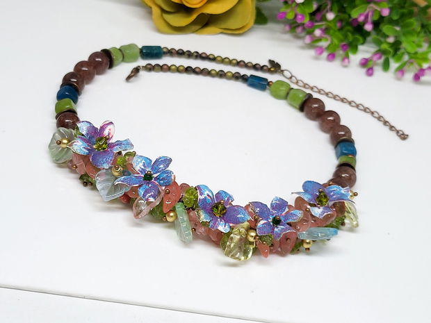 Colier floricele albastre cu cuart,peridot si apatit