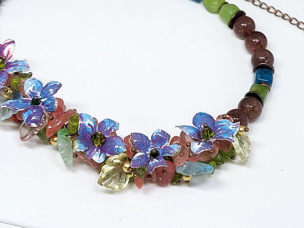 Colier floricele albastre cu cuart,peridot si apatit