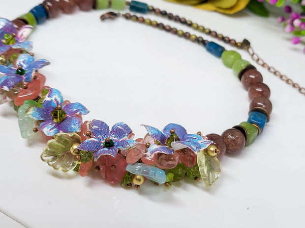 Colier floricele albastre cu cuart,peridot si apatit