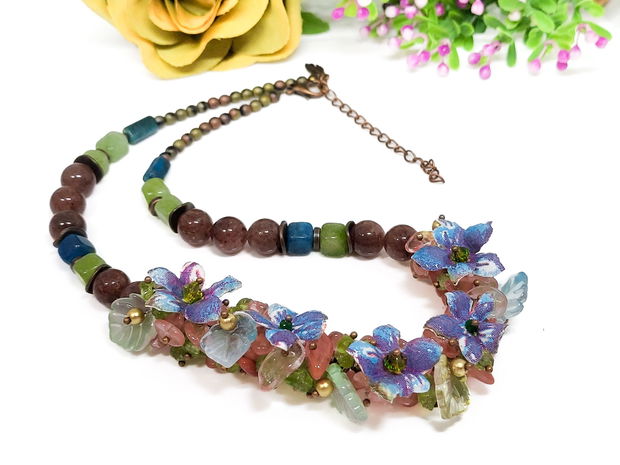 Colier floricele albastre cu cuart,peridot si apatit