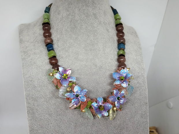 Colier floricele albastre cu cuart,peridot si apatit