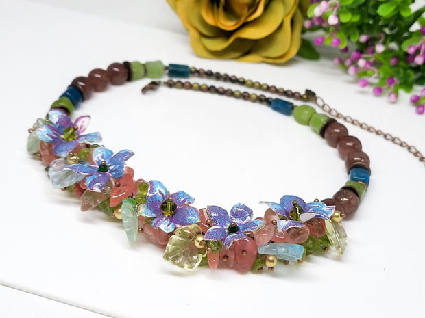 Colier floricele albastre cu cuart,peridot si apatit