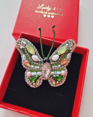 Brosa fluture handmade cu mesaj YOU ARE AMAZING - Fluturaș cu perle, cristale realizat manual in Romania