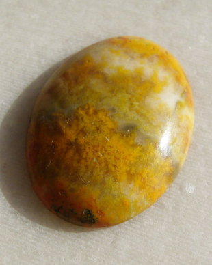 Bumble Bee jasper cabochon (lucrat manual in India) aprox 26.5x18.7x4.5 mm