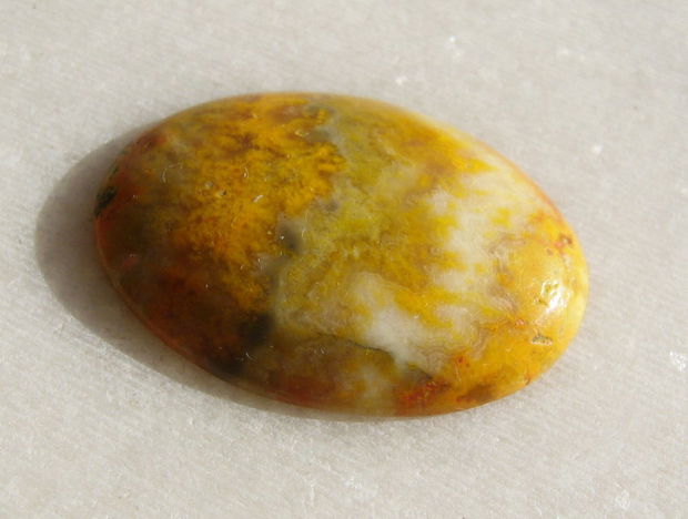 Bumble Bee jasper cabochon (lucrat manual in India) aprox 26.5x18.7x4.5 mm
