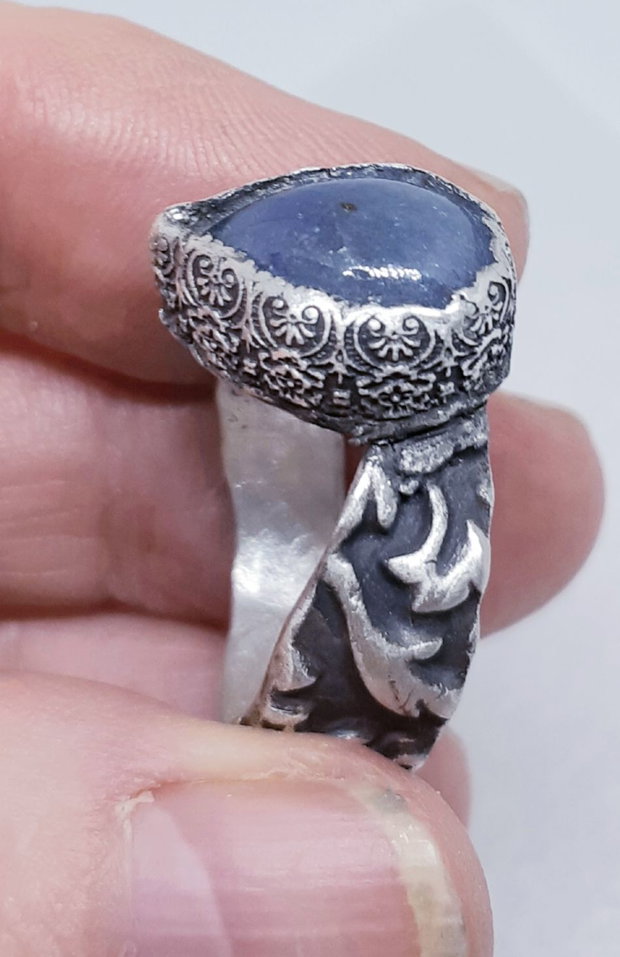Inel de autor, asimetric, cu design si textura organica si un cristal lacrima de tanzanit