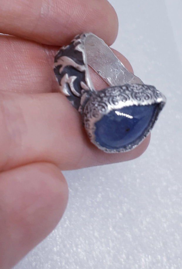 Inel de autor, asimetric, cu design si textura organica si un cristal lacrima de tanzanit
