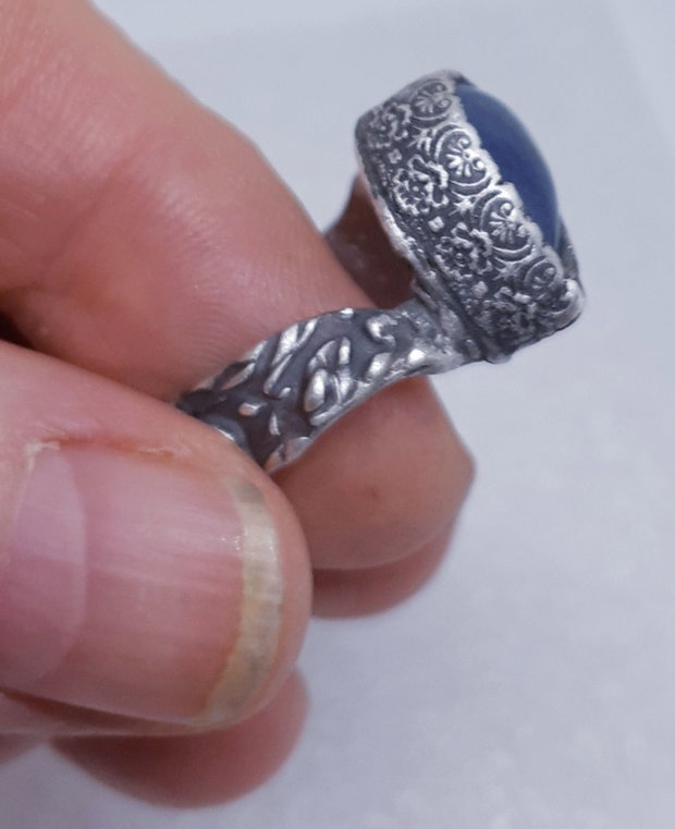 Inel de autor, asimetric, cu design si textura organica si un cristal lacrima de tanzanit