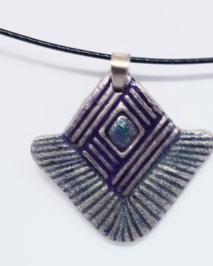 Pandantiv unicat, stil Art Nouveau, cu design geometric, din bronz auriu pictat cu rasina UV