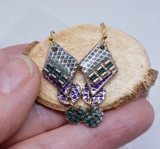 Cercei unicat, atarnatori, stil Art Nouveau, geometrici, din bronz auriu pictat cu rasina UV