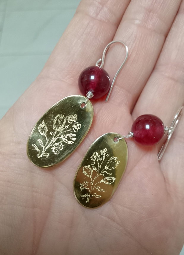 Cercei argint, agate vișinii și alamă gravata