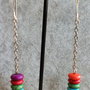 Cercei handmade din sarma si margelute din howlite multicolore
